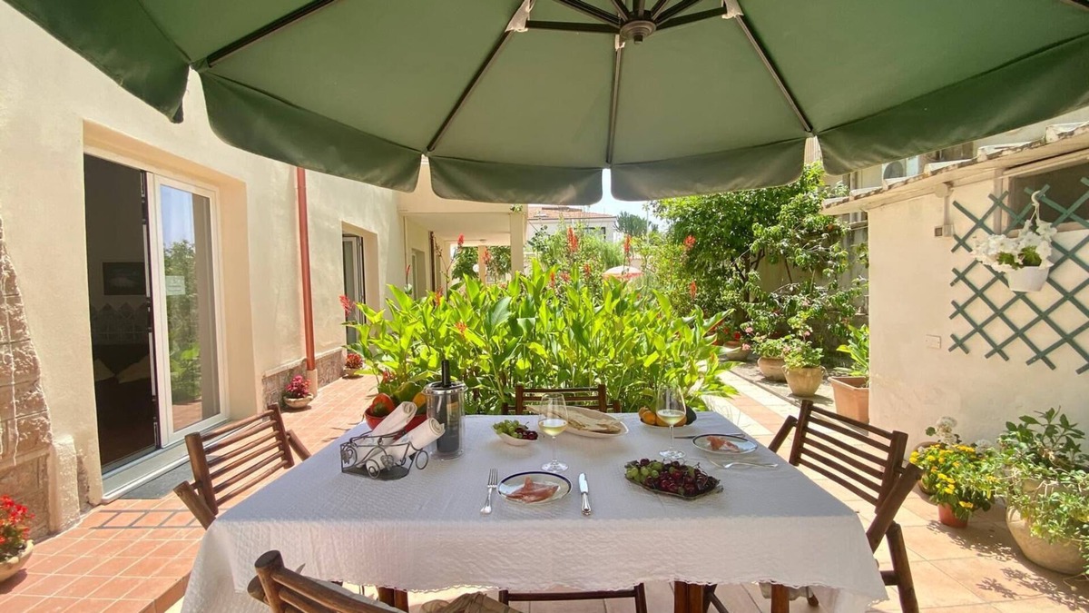 Lido Apartment | Apartment for 4 people facing the beach with garden