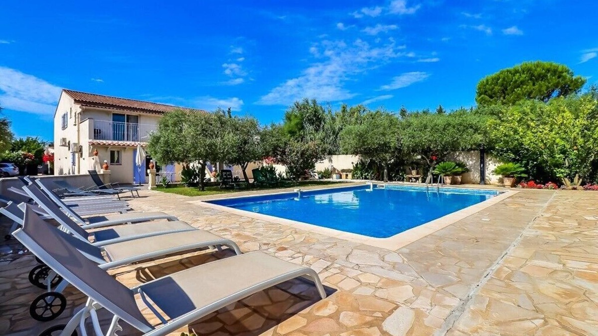 Beaucaire Apartment | Apartment for 4 to 6 people olive side 1st floor