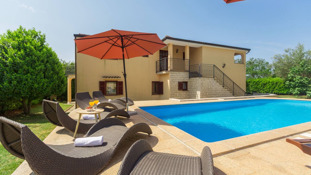 Cervar Apartment | Apartment for 5 persons, 200m from the beach, pool and garden for shared use