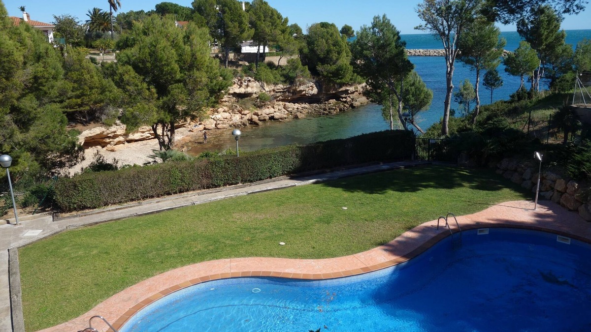 Calafat Apartment | Apartment for 6/8 people. beachfront, 20 m. Creek