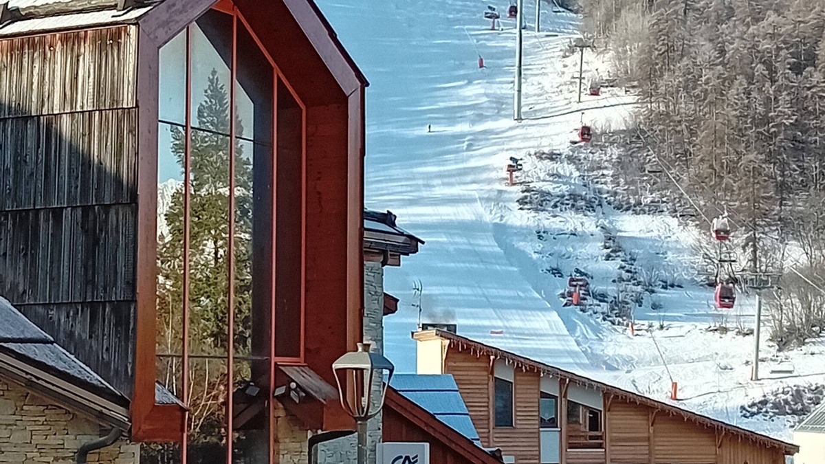 Saint-Chaffrey Apartment | Apartment for 6-8 people, 65 m². South-facing terrace. In the heart of the village at the foot of the slopes.