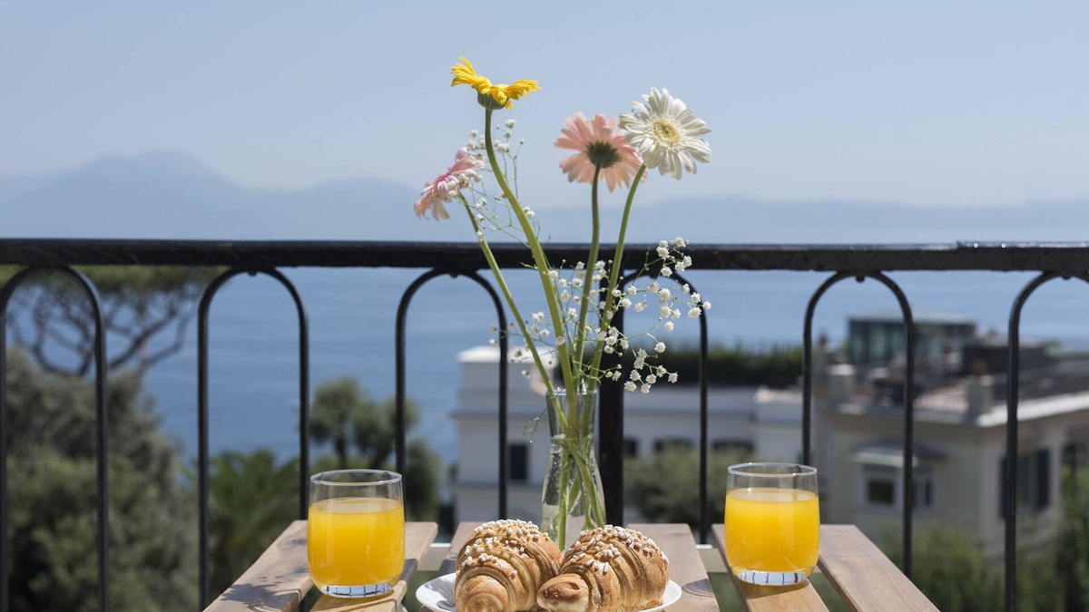 Posillipo House | Apartment for 8: modern, spacious, kids-friendly, stunning view on the bay