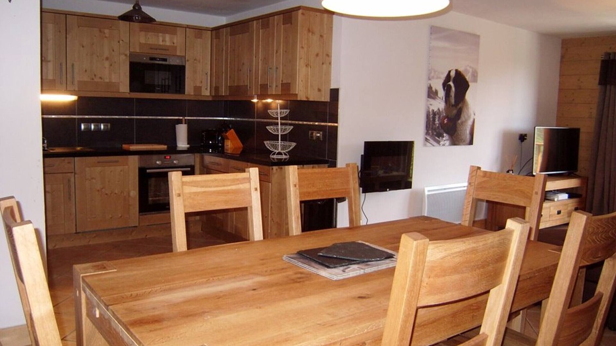 Cohennoz Apartment | Apartment for 8, pool, wifi, 4 bdr, parking