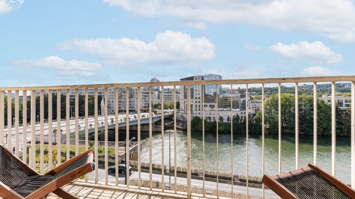 Billancourt–Rives de Seine Apartment | Apartment overlooking the Seine 10' drive from the Eiffel Tower free parking