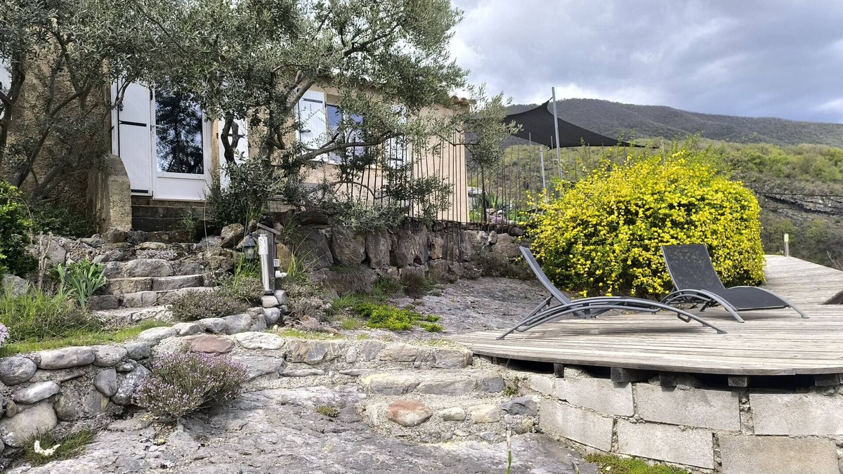 La Robine-sur-Galabre Cottage | Apartment in Provence, quiet with mountain view