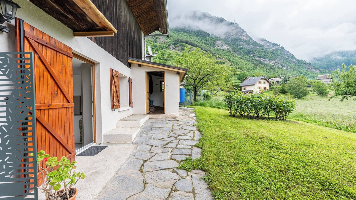 Le Chatel Apartment | Apartment 'T2' with Mountain View, Private Garden and Wi-Fi