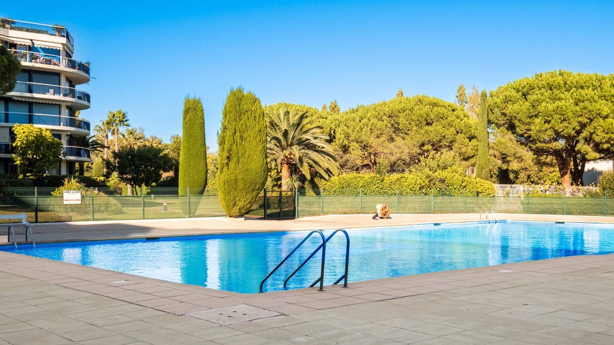 La Napoule Apartment | Apartment 'Pretty Flat in The Sun' with Mountain View, Shared Pool and Air Conditioning