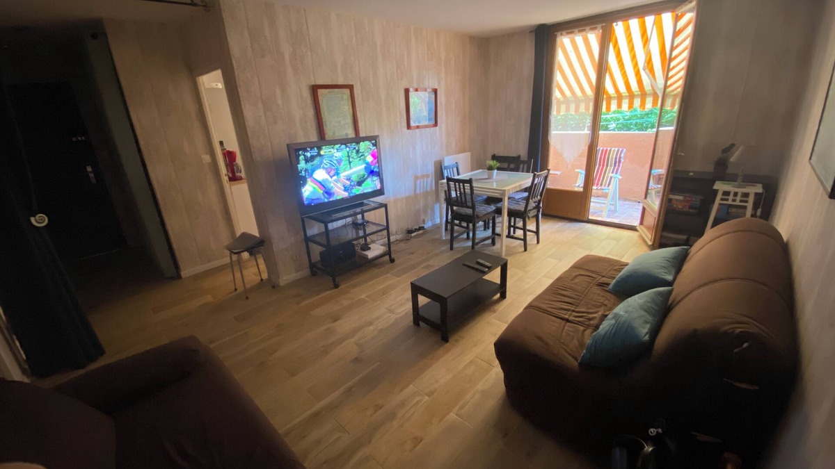Saint-Mandrier-sur-Mer Apartment | Apartment of 55m2, beach at 80m and pine forest, terrace, 1 bedroom, independent kitchen