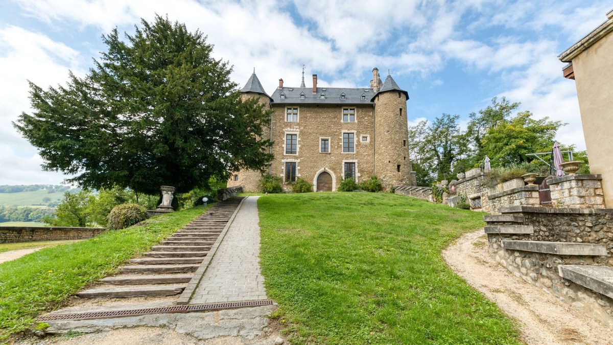 Saint-Martin-d'Uriage Apartment | Apartment 'La Galerie François 1er Au Château' with Wi-Fi