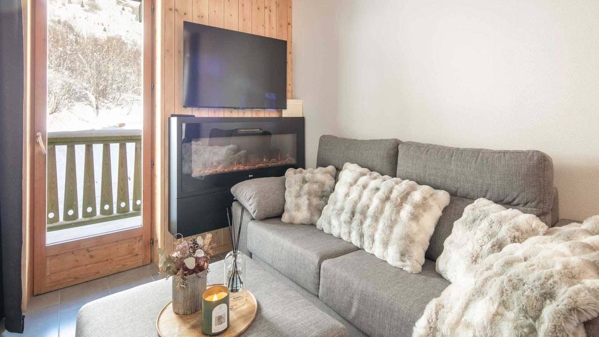 Saint-Sorlin-d'Arves Apartment | Apartment in Saint-Sorlin with Mountain Views