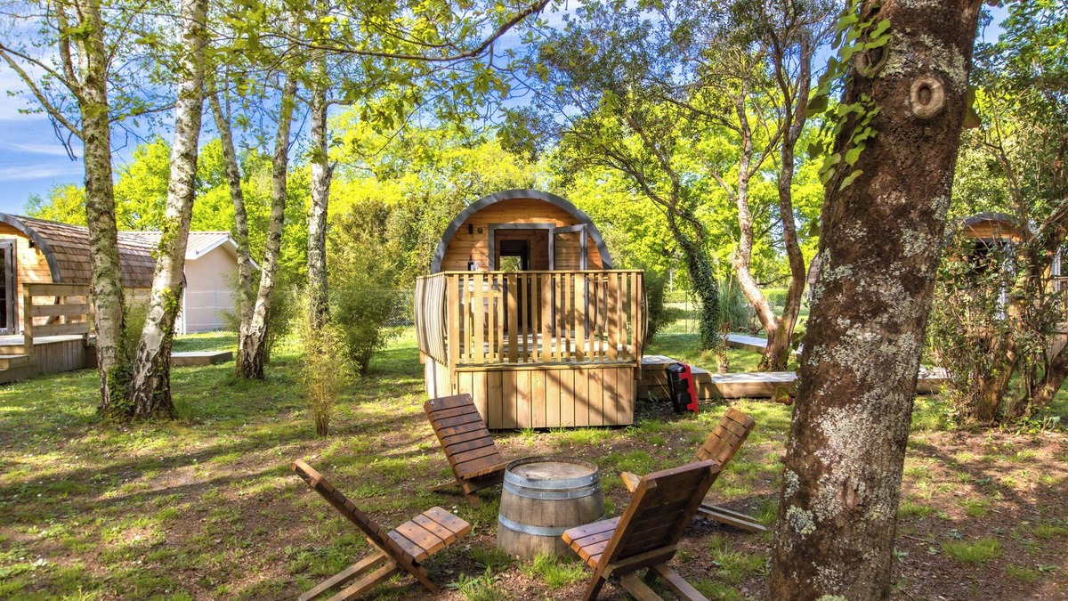 Saint-Vivien-de-Medoc Apartment | Apartment 'Ôtonneauxstress - Vigneron' with Private Terrace, Shared Garden and Wi-Fi