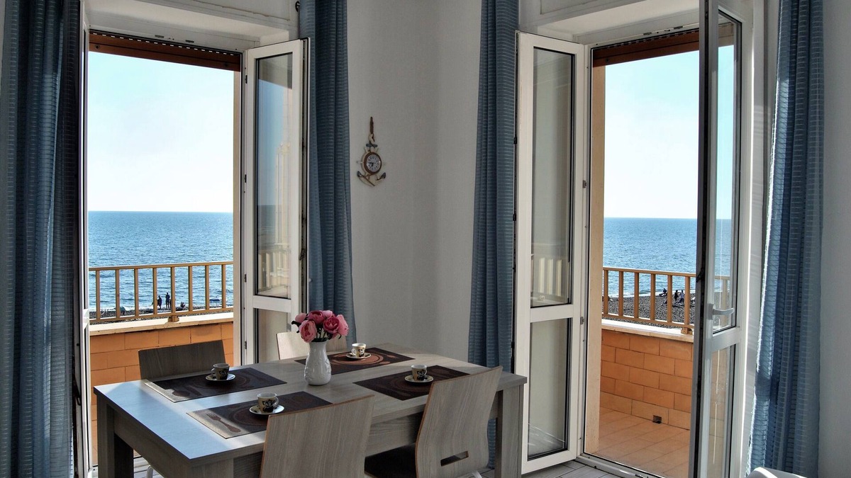 Ladispoli Apartment | APARTMENT FRONT SEA by Silvia and Massimo