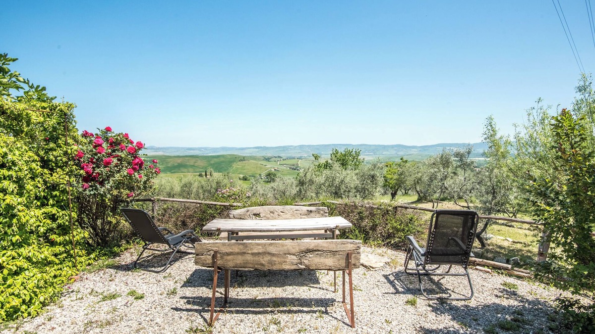 Castiglione d'Orcia Apartment | Apartment "Gemma Bianca-Tavoleto" with Mountain View, Garden & Wi-Fi