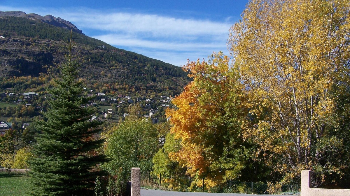 Briancon Villa | Apartment, garden level, with mountain views, close to the center.