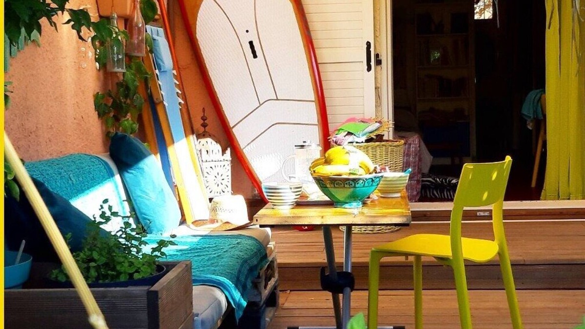 Giens Apartment | Apartment, garden, swimming pool, sea nearby.