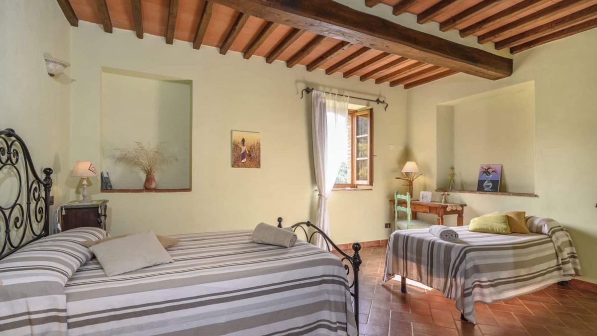 Pomarance Apartment | Apartment 'Granaio' with Shared Pool, Private Garden and Wi-Fi