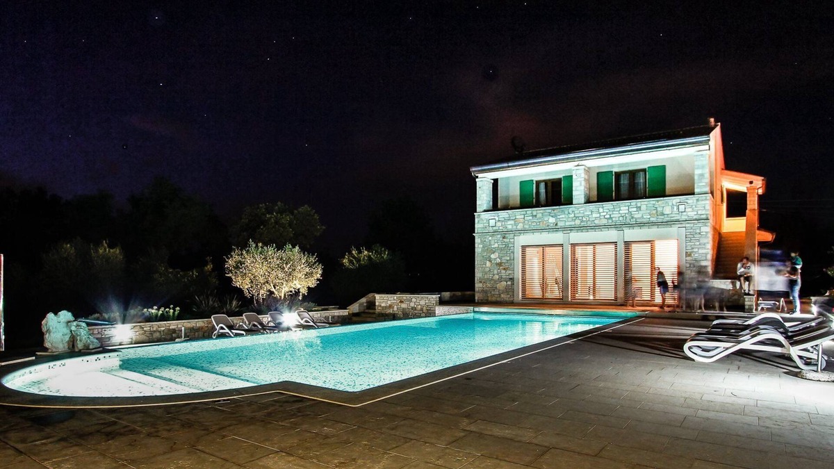 Vilanija Apartment | Apartment "Green" by the pool with private terrace
