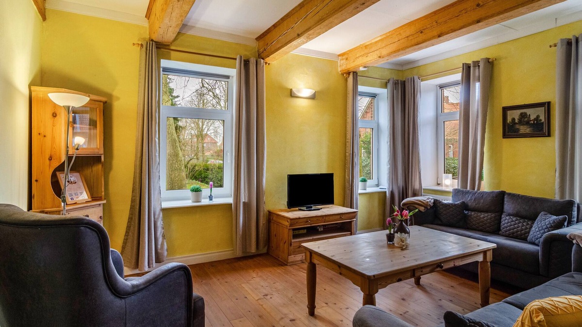 Oldersum Apartment | Apartment 'Gulfhof Oldersum Dachgeschoss' with Shared Terrace, Shared Garden and Wi-Fi