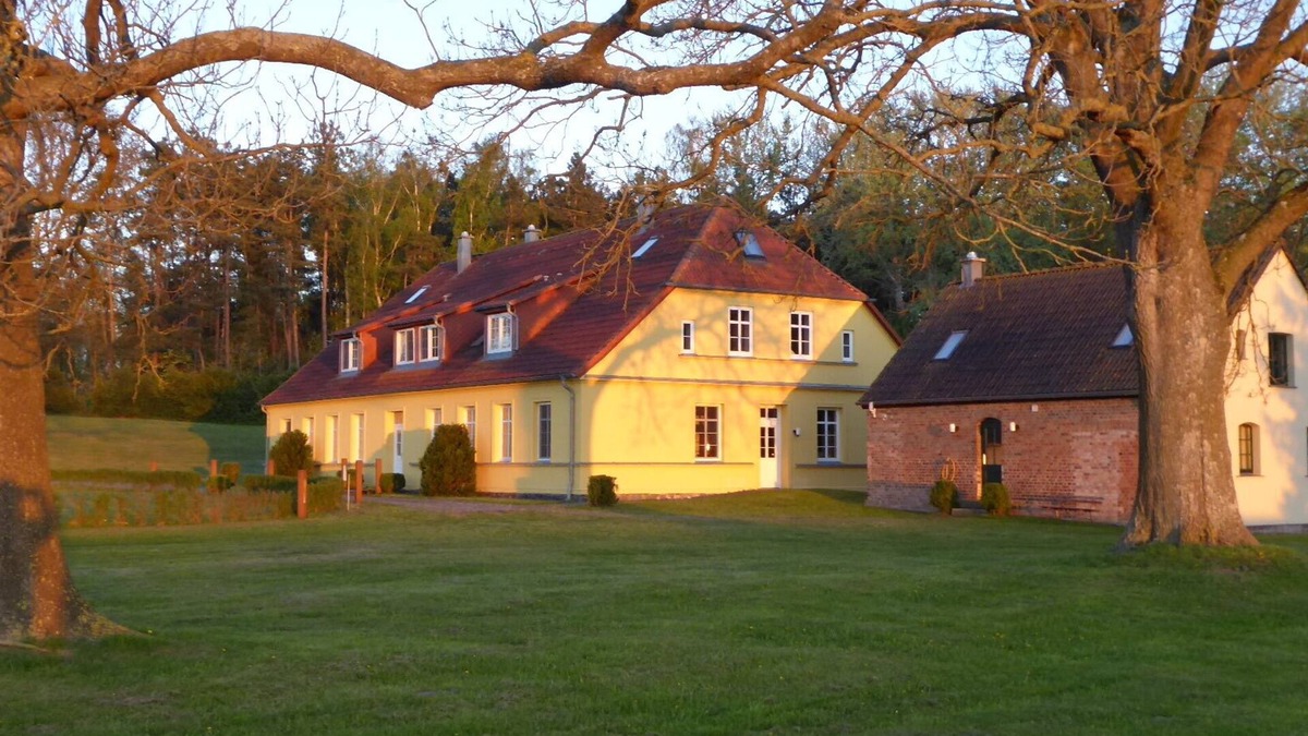 Gingst Apartment | Apartment 'Gut Rattelvitz - Galerie West' with Sea View, Private Terrace and Wi-Fi