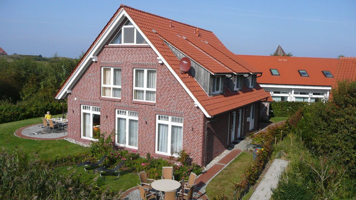 Spiekeroog Apartment | Apartment 'Haus Admiral - Fewo Südwind' with Sea View, Private Terrace and Wi-Fi