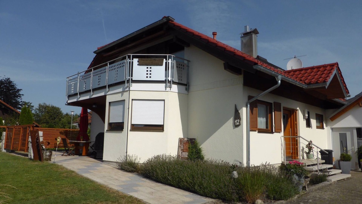 Hayingen Apartment | Apartment 'Haus Bross' with Balcony and Wi-Fi
