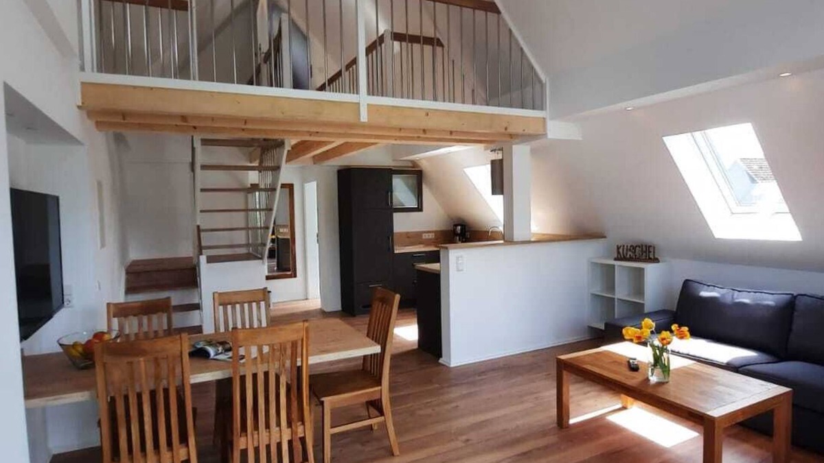 Finnentrop Apartment | Apartment 'Heuboden' with Shared Garden, Balcony and Wi-Fi