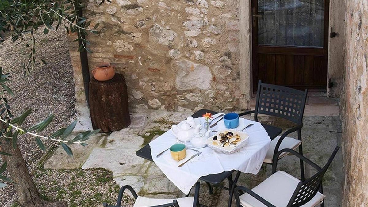 Colle di Val d'Elsa Villa | Apartment in villa with WIFI, pool, A/C, TV, patio, panoramic view, parking, close to San Gimignano