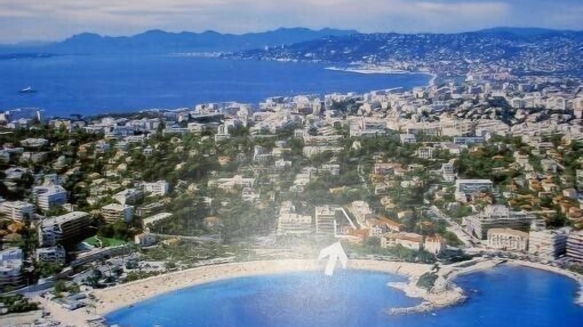 Cap-d'Antibes Apartment | APARTMENT IDEALLY SITUATED 50 METRES FROM THE BEACH AND 200 TO THE OLD TOWN