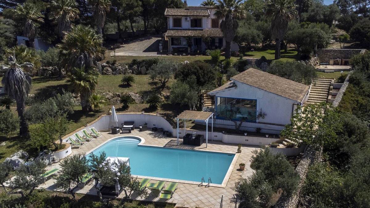 Marsala Apartment | Apartment "Il Carrubo" with Sea View, Shared Pool, Wi-Fi, A/C & Terrace