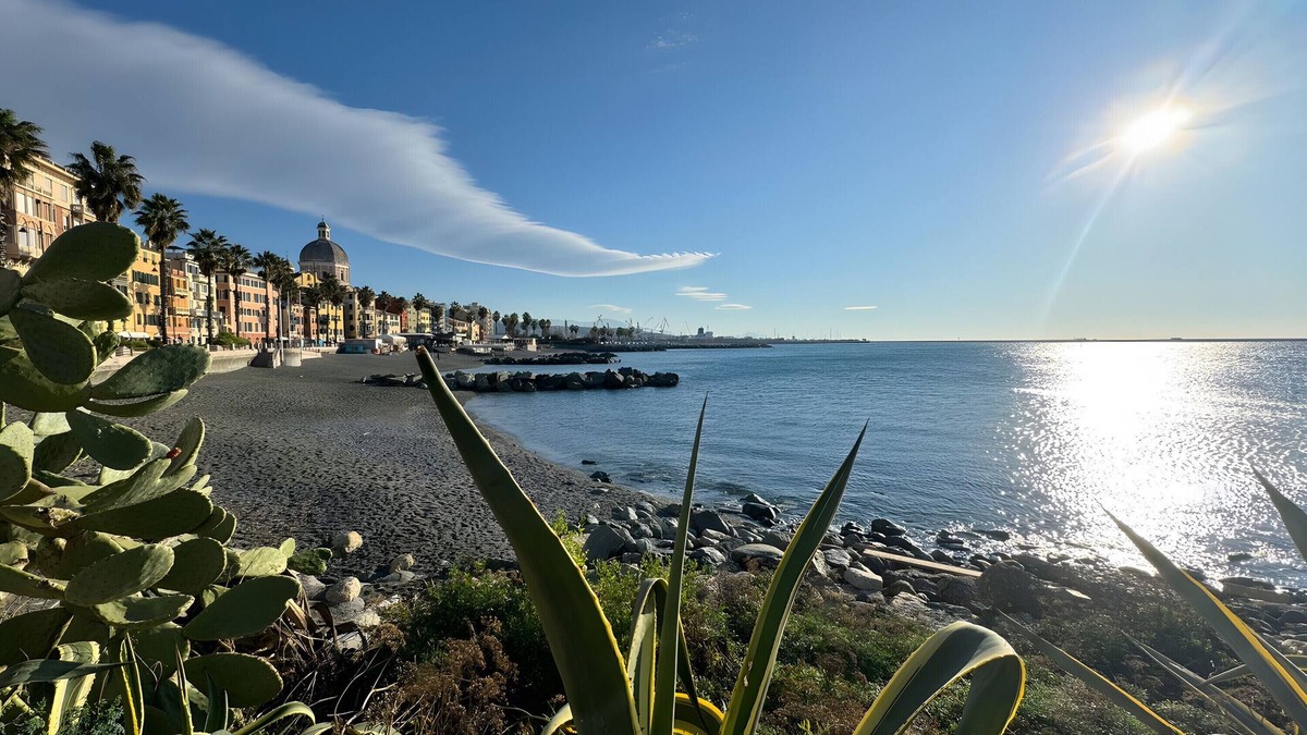 Pegli Apartment | Apartment 'Il Fortino' with Balcony, Wi-Fi and Air Conditioning
