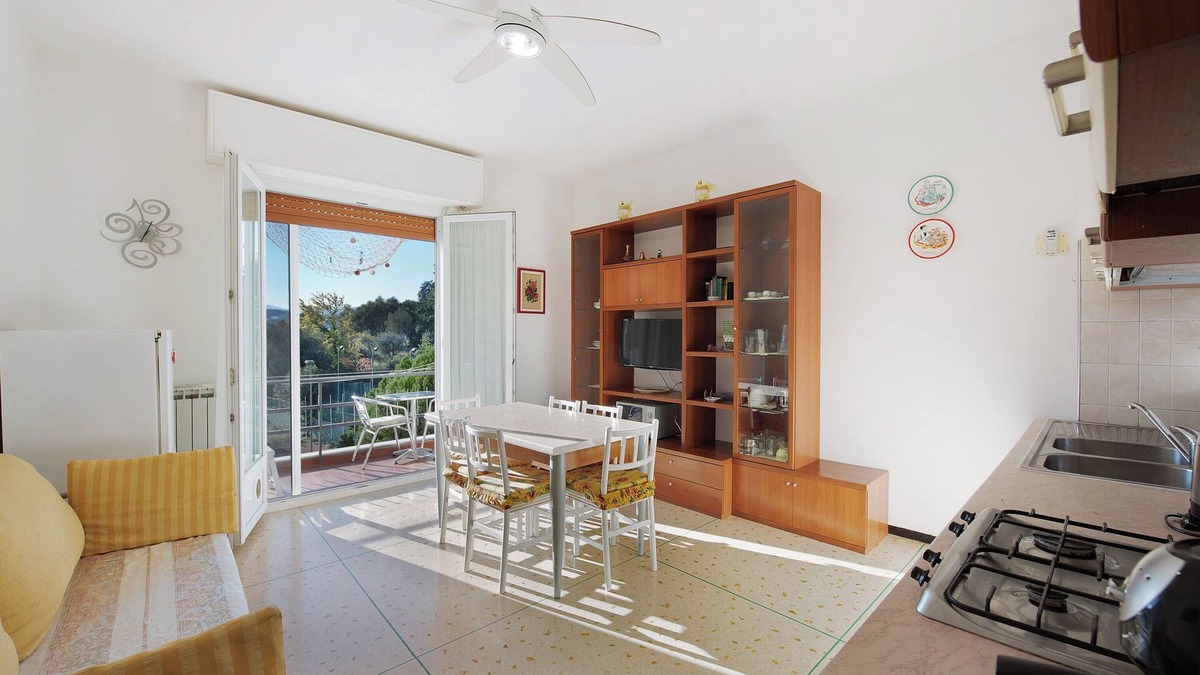 Albisola Superiore Apartment | Apartment 'Il Corallo' with Shared Garden and Balcony