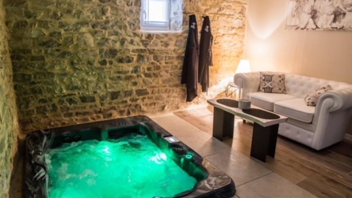 Bain-de-Bretagne House | Apartment in an estate with private SPA and heated pool