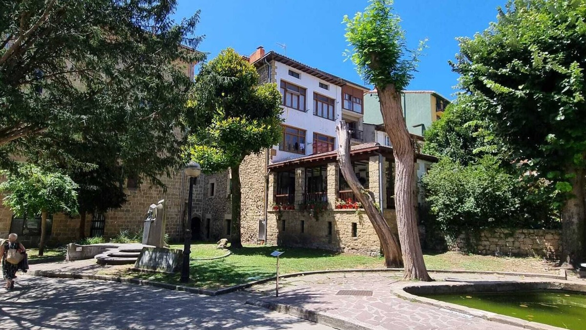 Zarautz Apartment | Apartment in a historical building in Zarautz, 100 m from the beach.