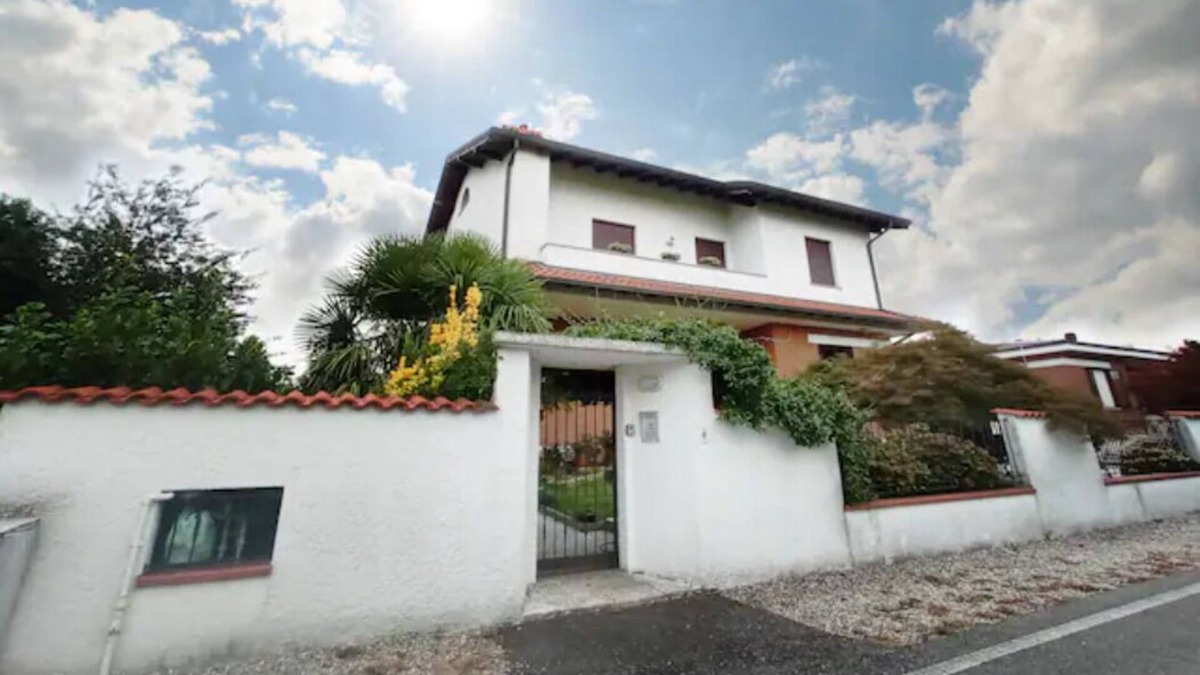 Busto Garolfo Apartment | Apartment in a villa in the middle of the green