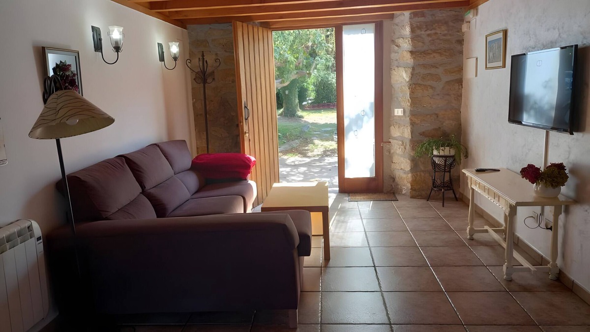 Alsasua Apartment | Apartment in Alsasua with Shared Pool, Wi-Fi and Air Conditioning