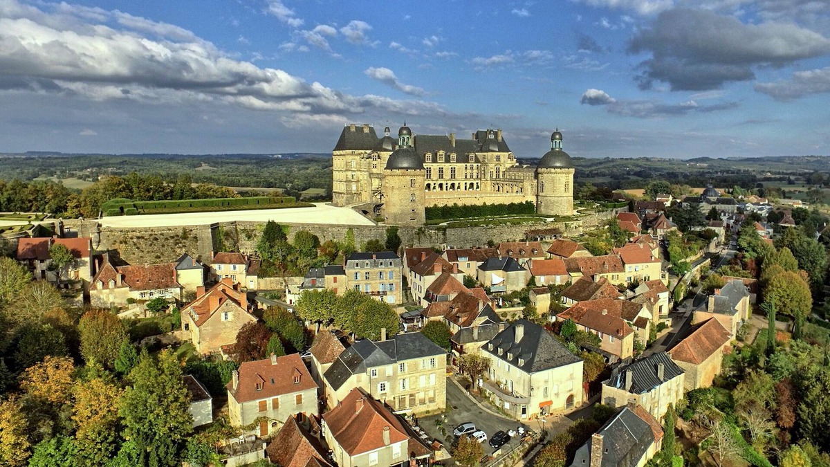 Hautefort Apartment | Apartment in an 18th century building in the heart of the village of Hautefort.