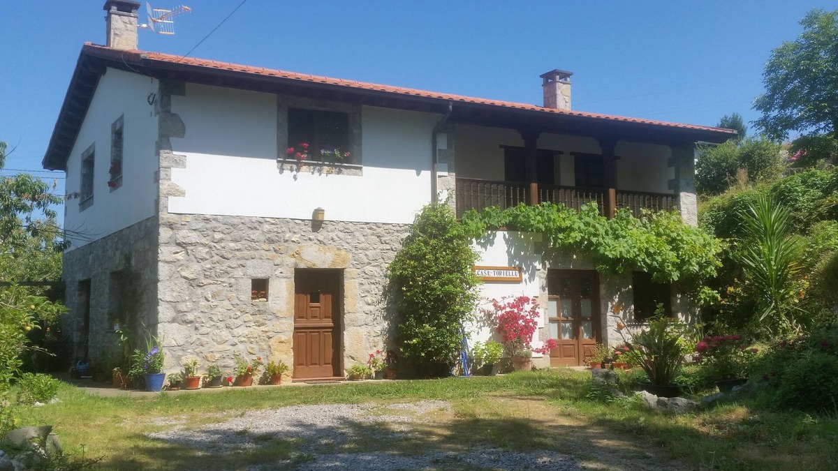 Llamigo Apartment | Apartment in Asturian country house, close to beach