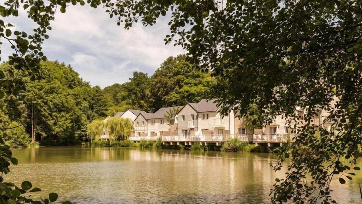 Danestal House | Apartment in Branville with communal pool