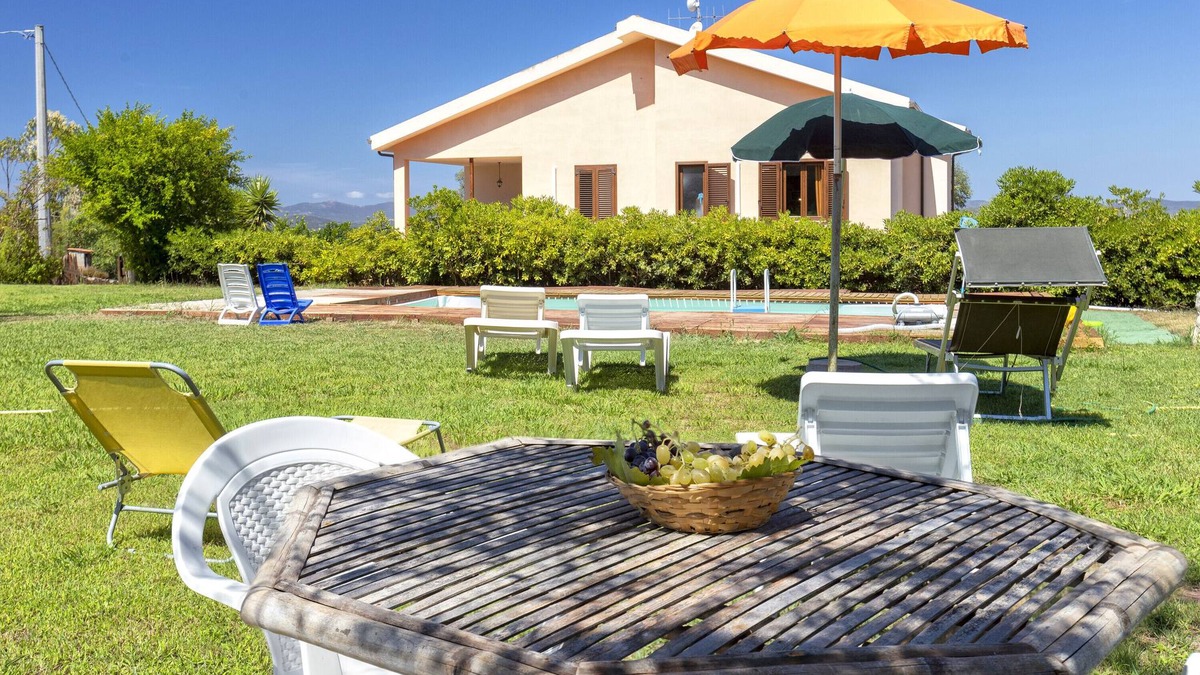 Olmedo Apartment | Apartment in "Casa Vacanze Oleandro" with Wi-Fi, Garden & Terrace