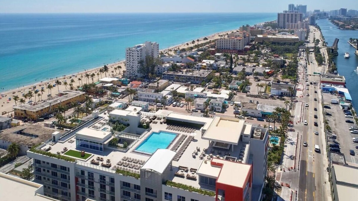 Hollywood Lakes Apartment | Apartment in CH. Ocean View, Pool, Parking*