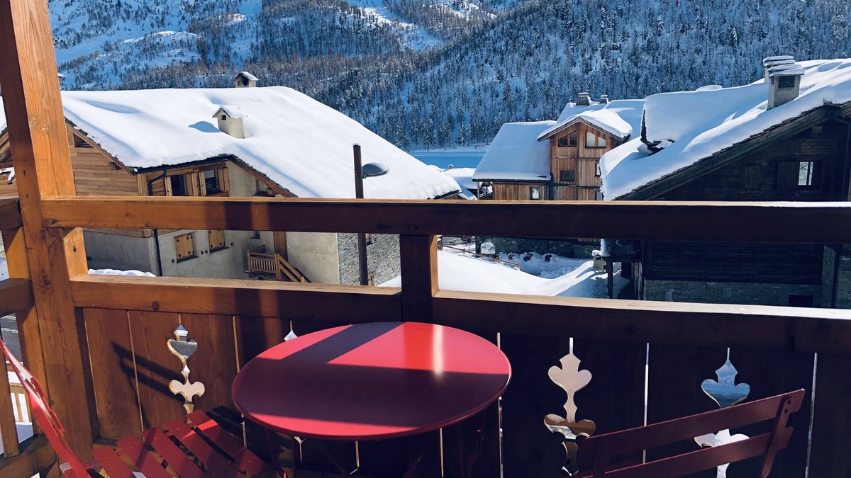 Montgenevre Ski Chalet | Apartment in chalet, at the foot of the slopes, balcony, parking, garage and wifi.