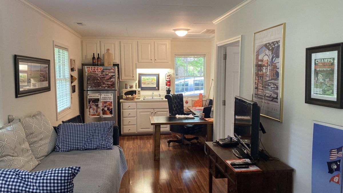 Clemson Apartment | Apartment in Downtown Clemson. Just a few minutes to Campus & Football Stadium.