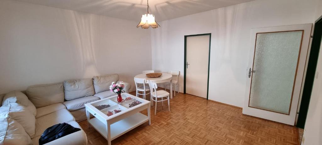 Fischamend Apartment | Apartment in Fischamend 2 Bedrooms - 3 Beds