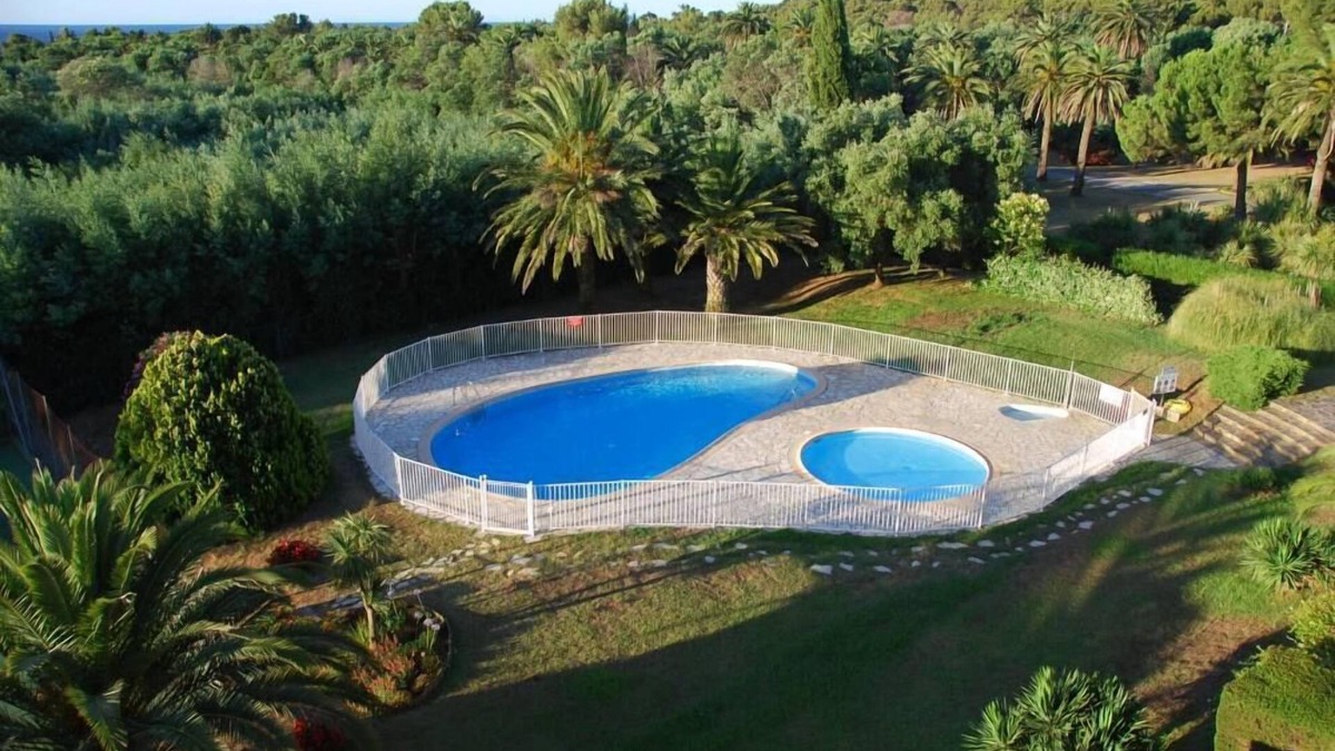 Pardigon Apartment | Apartment in residence with swimming pool