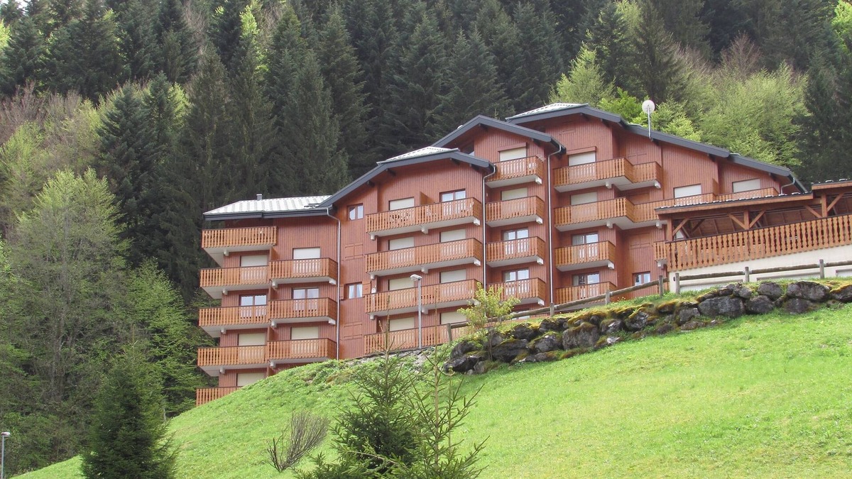 Saint-Jean-dʼAulps Apartment | Apartment In Ski Resort With Mountain Views and only 150m walk to the ski lift.