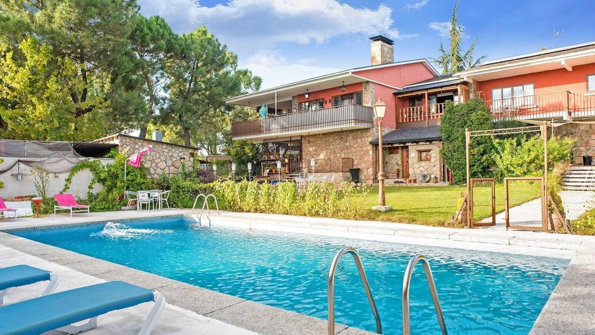 Galapagar Apartment | Apartment in Galapagar with Pool and Garden