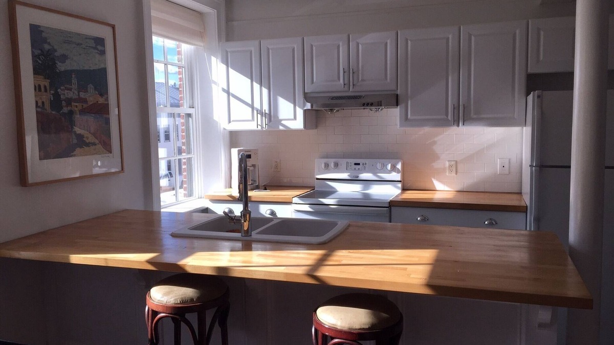 Hudson Apartment | Apartment In Historic 1785 Thomas Jenkins House
