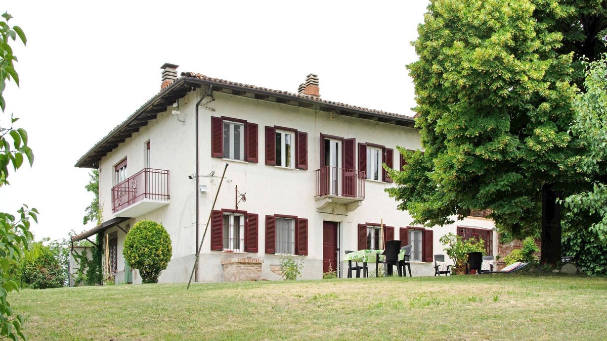 Moncucco Torinese House | Apartment in Casale with Panoramic Vineyard Views