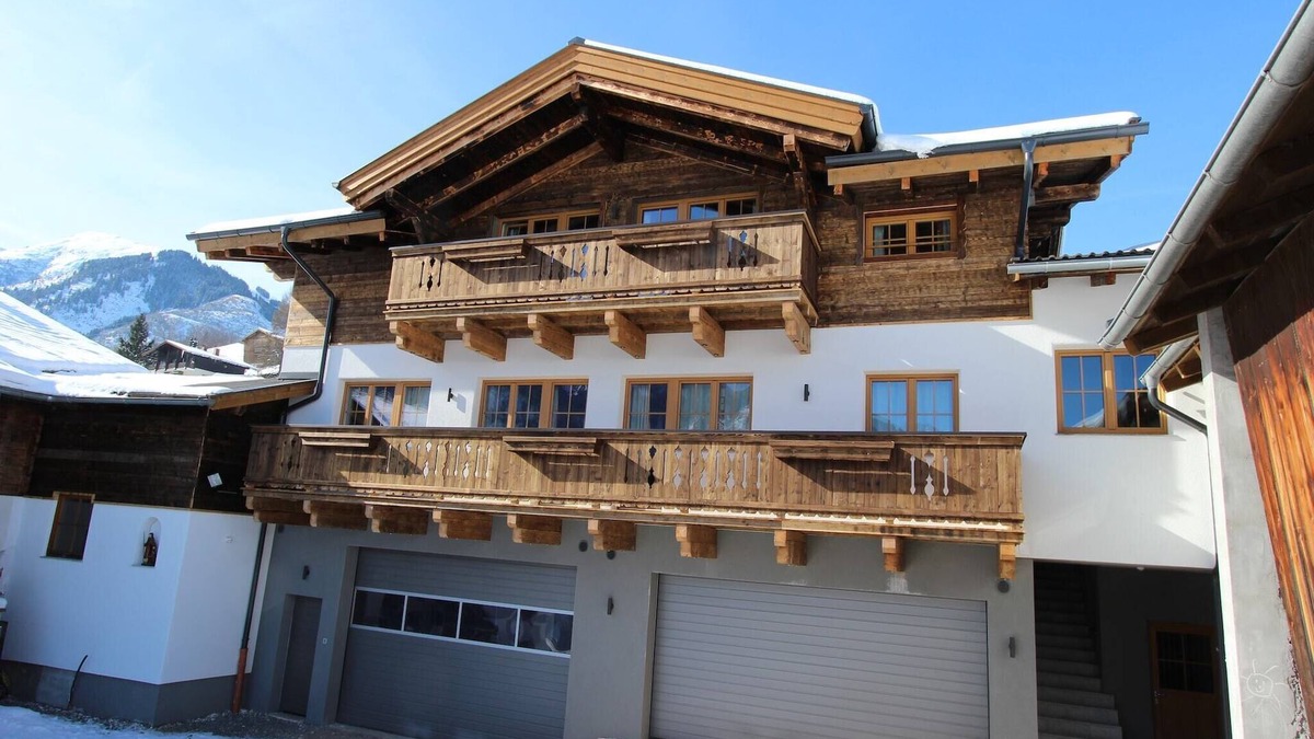 Kaprun Villa | Apartment in Kaprun with Ski-in/Ski-out Access