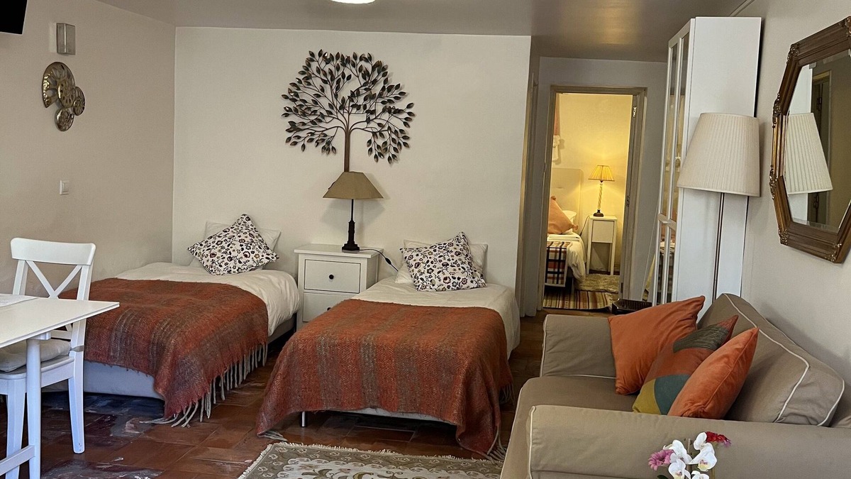 Lumiar Apartment | Apartment in Lisboa (Studio with a bedroom) in house with garden/barbecue